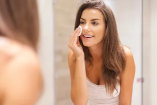 Что будет, если не удалять макияж? 10 важных вопросов об уходе за кожей лица
