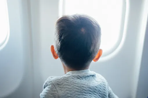 9-летний мальчик тайно проник в самолёт и улетел за 3 тысячи километров от дома