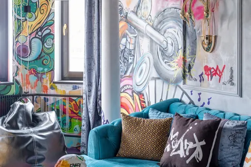 До и после: как дизайнер сделала из скучной комнаты гостиную в стиле барокко с граффити