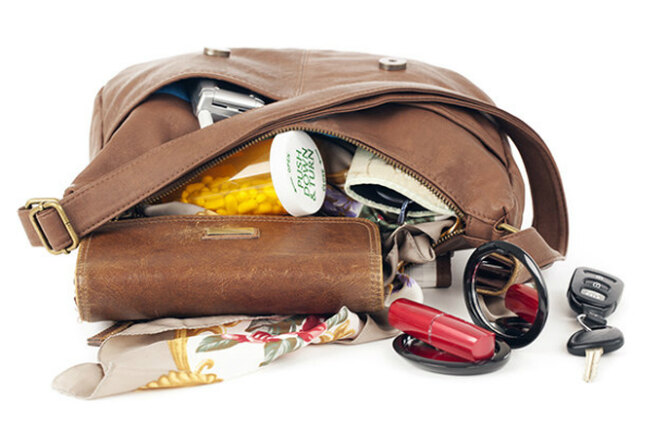 Помойка в сумке: 13 странных предметов, которые мы зачем-то таскаем с собой