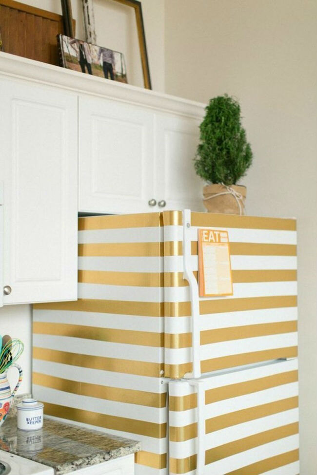 Полосатый холодильник для стильной кухни.
