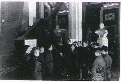 Нина Нонина во время экскурсии по Музею Обороны Ленинграда
