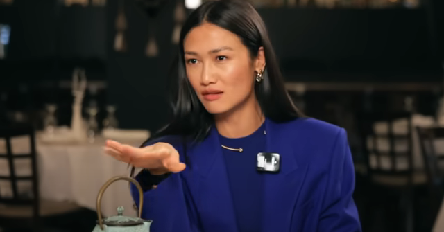 Как я встретил вашу маму постер. Манхва я стала мачехой злодея. Я стала матерью героя на английском. Манга я стала матерью главного героя поцелуй. Существование манхва.