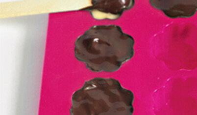 Обмакните кисть в остатки теплого шоколада и запечатайте конфеты. Дайте застыть и выньте из форм.