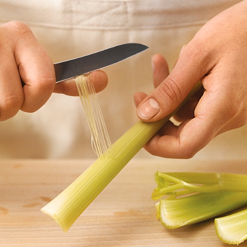 Как чистить сельдерей. Нашинковать сельдерей. Сельдерей чистят. Сельдерей стебель семиножка. Как правильно чисть сельдерей.