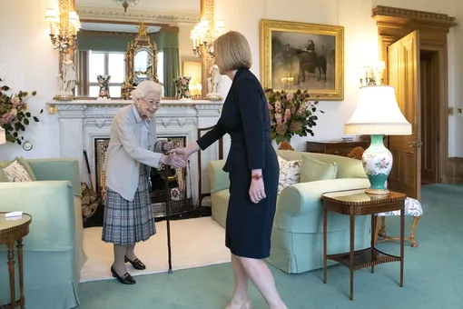 Королева Елизавета II приветствует нового премьер-министра Лиз Трасс 6 сентября 2022 года