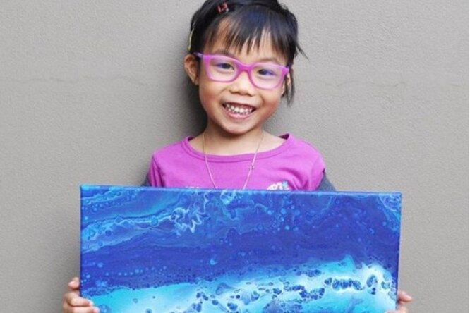 Пятилетняя художница продает картины и отдает деньги на благотворительность