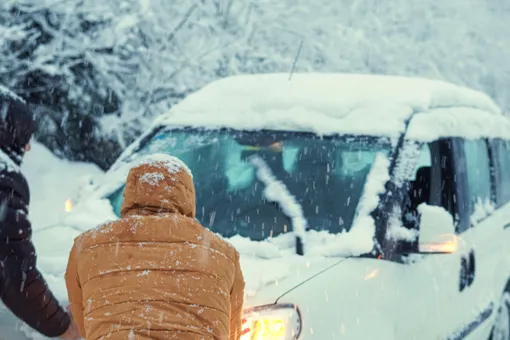 Эти 7 вещей должны быть в вашей машине на случай снежных пробок