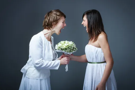 Невеста в ярости: жених отдал матери свадебное платье. Та примерила и испортила