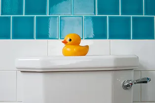 Как обновить ремонт в ванной, не меняя плитку