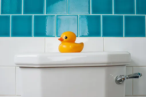 Как обновить ремонт в ванной, не меняя плитку