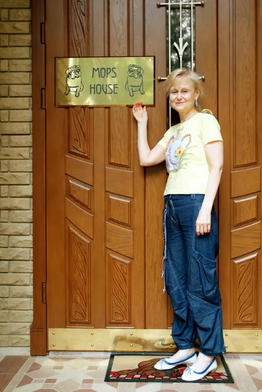 Дарья Донцова у дверей своего дома