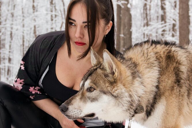 Не глядит в лес: девушка приручила волчонка, которого бросила мама