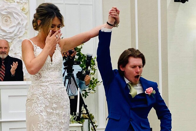 До слез: друзья помогли парализованному жениху исполнить первый танец с невестой