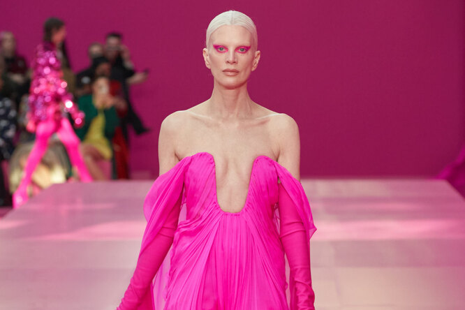5 модных способов от Valentino, как носить розовый этой весной