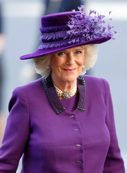 Камилла в своей знаменитой фиолетовой шляпке