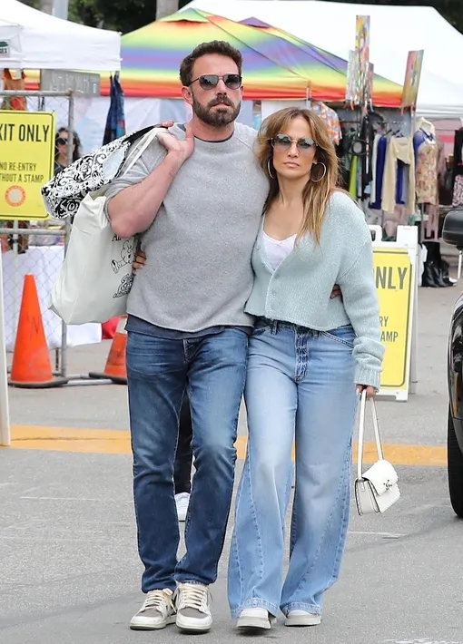 Дженнифер Лопес в мятном кардигане и джинсах с супругом Беном Аффлеком