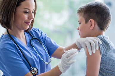 Детские прививки: за или против?