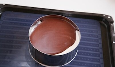 Растопите шоколад на водяной бане, смешайте с маслом и вылейте глазурь на торт. Дайте застыть.