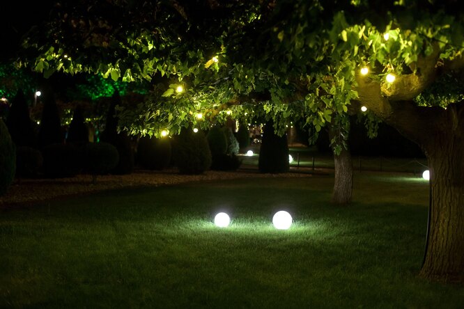 Светильники на солнечных батареях украсят сад ночью