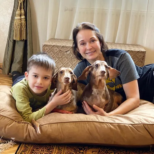 Ольга Кабо с младшим сыном Витей и их таксами фото