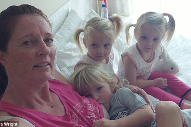 «Они так это любят!». 47-летняя мама тройняшек рассказала, почему она продолжает кормить грудью