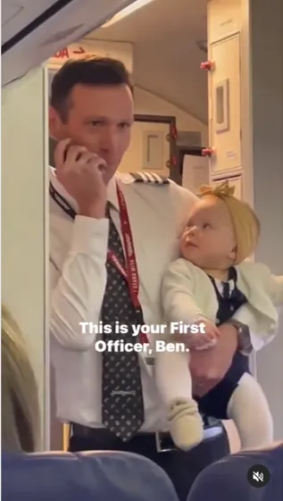 папа пилот познакомил пассажиров с дочкой трогательное видео