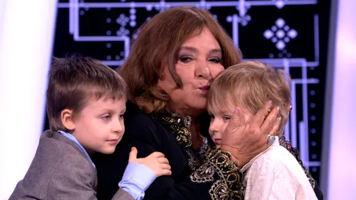 Наталья Бондарчук вместе с внуками