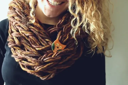 Вяжем шарф без спиц за 20 минут: мастер-класс с видео