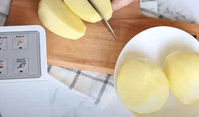 Очистите и вымойте картофель, порежьте его на небольшие куски.
