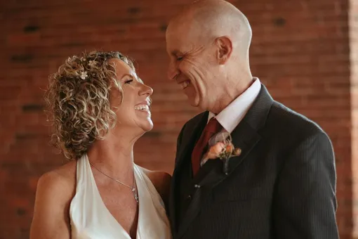 Забыл её, но не любовь к ней: мужчина с Альцгеймером снова женился на супруге