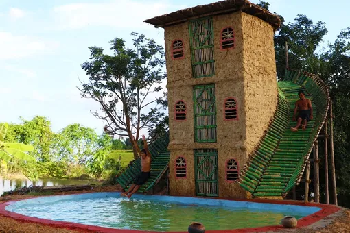 Из грязи и палок: друзья построили без гвоздей трёхэтажный дворец с аквапарком