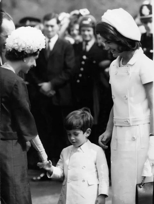 Елизавета II, Жаклин Кеннеди и её сын Джон Кеннеди-младший