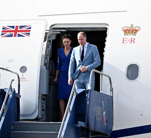 Принц Уильям и Кейт Миддлтон выходят из самолёта