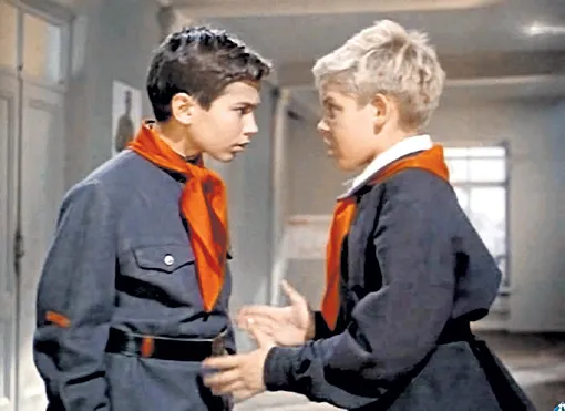 Кадр из фильма «Старик Хоттабыч», 1956 год, советские мальчики школьники в школьной форме