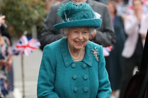 Неочевидная причина, по которой королева Елизавета всегда носила шляпу на публике
