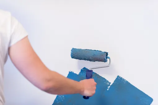 Наносите на стены минимум 2 слоя краски, а если цвет яркий — 3.