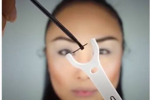 Лайфхак для макияжа: как сделать тонкие стрелки зубной нитью