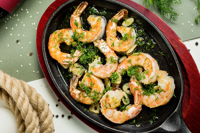С рисом и карри, с чесноком и в кляре: 3 простых и крутых рецепта с креветками С рисом и карри, с чесноком и в кляре: 3 простых и крутых рецепта с креветками