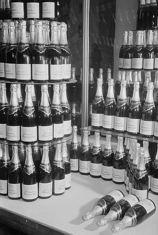 «Советское шампанское» на прилавке магазина в 1954 году.