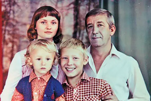 Борислав Брондуков с женой Екатериной и сыновьями