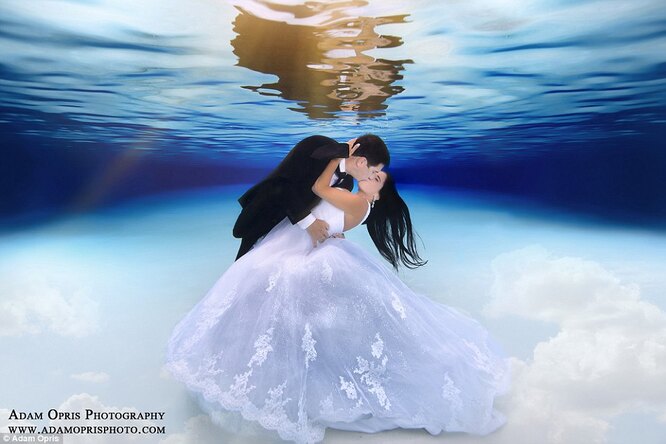 Мокрая свадьба. Фотограф делает невероятные снимки молодоженов на дне океана