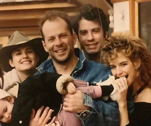 Деми Мур и Брюс Уиллис с их ребенком, Джон Траволта и Келли Престон, фото из архива звезды