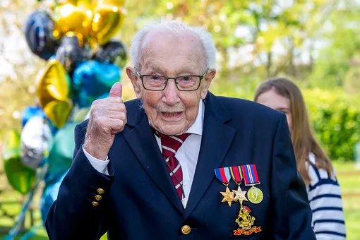 Ветеран Второй мировой собрал для британских медиков более 25 миллионов, просто гуляя по саду