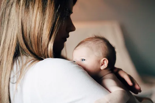 Мама держит малыша на руках, поняла, почему ребенок плачет