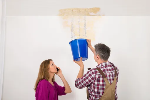 Как убрать жёлтые пятна и разводы на потолке? Мастер показал простой рабочий способ