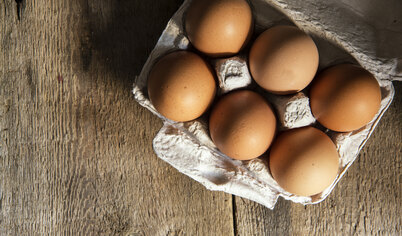 Начните варить яйца. Положите их в кастрюлю с холодной водой, немного подсолите, чтобы скорлупа не потрескалась. Варите 10-12 минут.