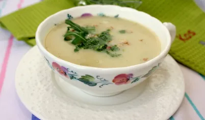 Подавайте суп-пюре, украсив песто и веточками свежей рукколы.