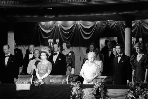 Принцесса Диана (справа) и королевская семья в Королевском оперном театре 21 апреля 1986 года