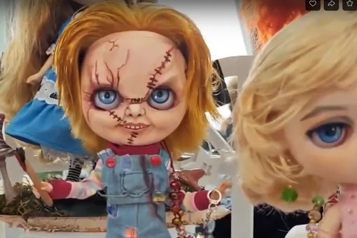 Британка опасается хранить коллекцию кукол дома , поэтому принесла игрушки к себе в офис